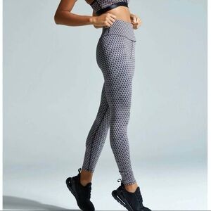 NOLI geometric legging in black/burgundy